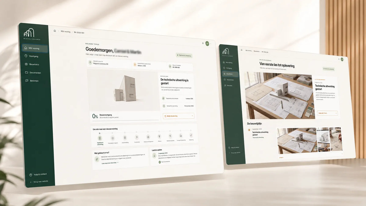 Mockup van Mijn Buitenkamer met twee zwevende dashboardschermen in Buitenkamer-stijl, waarop het klantenportaal en het bouwfoto-overzicht van een modulaire woning te zien zijn.