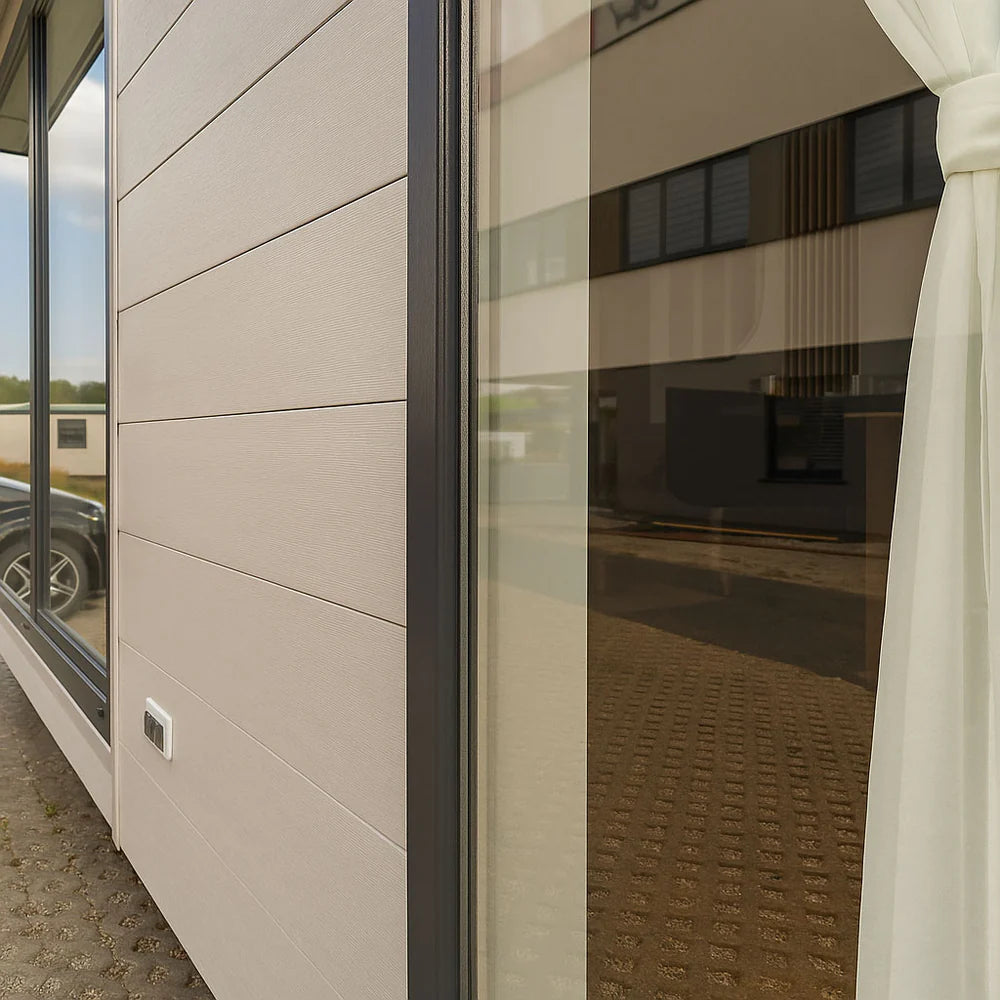 Geveldetail van de Buitenkamer Kiefern modulaire woning met raampartij en gevelbekleding