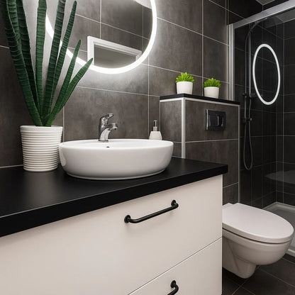 Badkamerinterieur met wastafel, toilet en douche in de Buitenkamer Kiefern