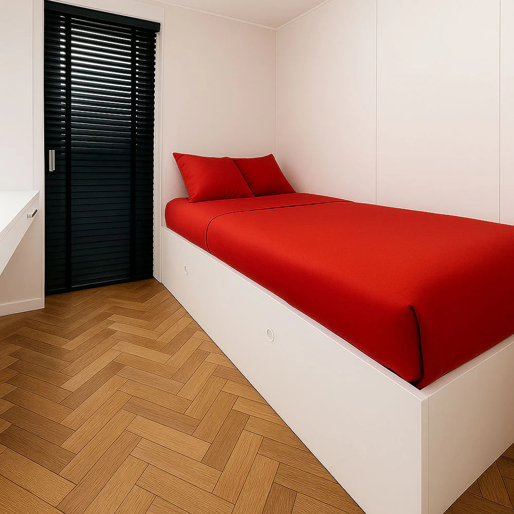 Slaapkamer met rood bed in de Buitenkamer Kiefern modulaire woning
